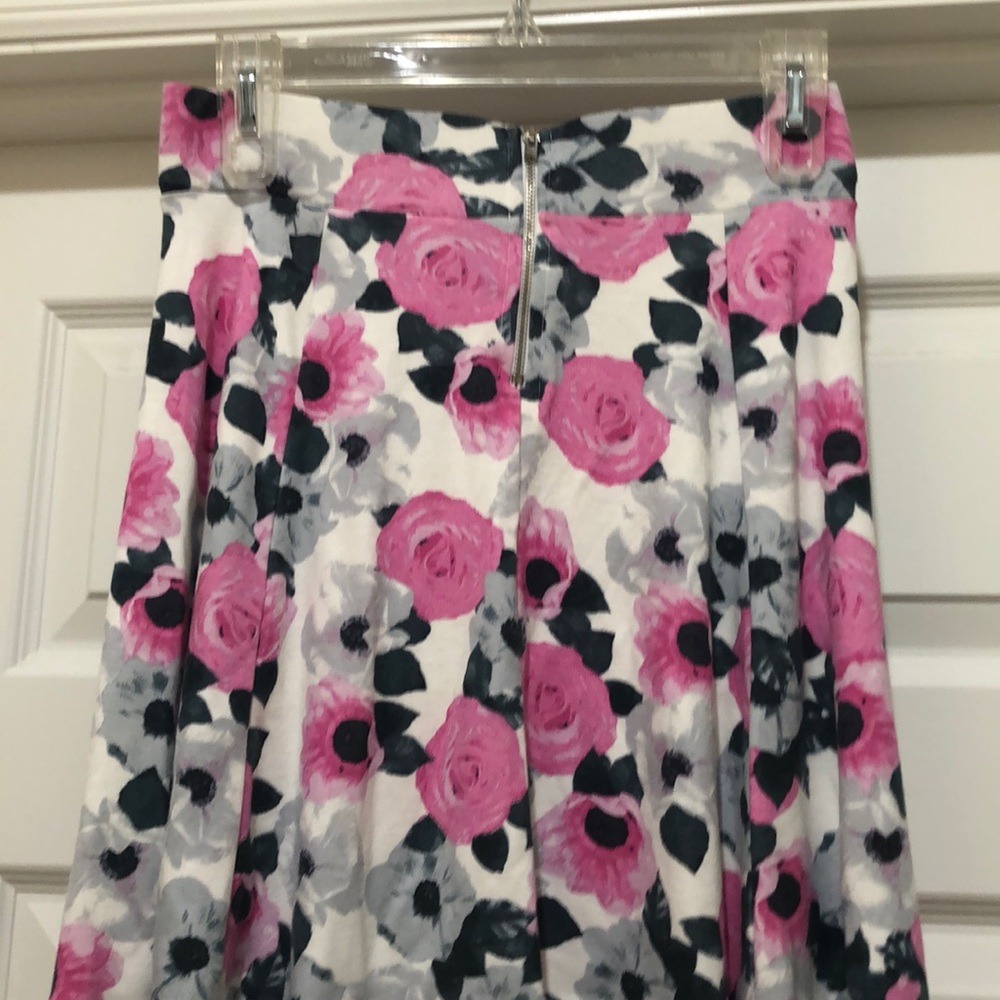 NWOT Divided Roses Skirt Size S - Picture 3 of 4